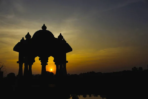 Silhouette of temple with setting sun in the background — Stock Photo, Image