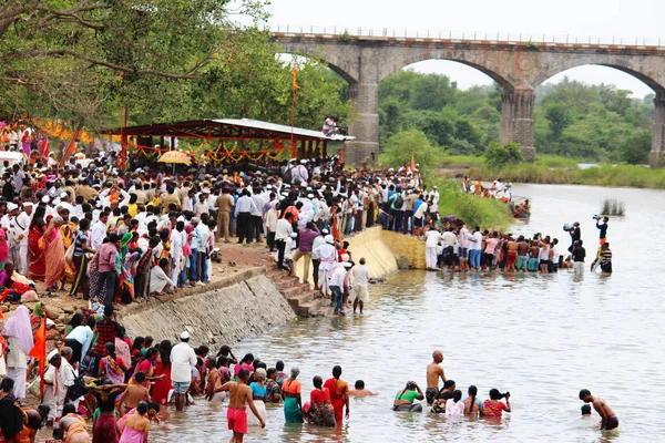 Maharashtra, Indien, juli 2015, folk bada vid NIRA River, Dnyaneshwar Palkhi — Stockfoto