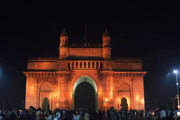 Мумбаї, Індія, 2018 січня, люди на воротах Індії запалюються вночі — стокове фото