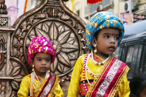2016年4月，在古迪帕德瓦庆祝活动上，两个身着印度传统服装的小男孩巴尔·拉杰 — 图库照片