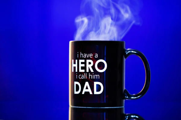 Taza de café con papá es mi héroe inscrito . — Foto de Stock