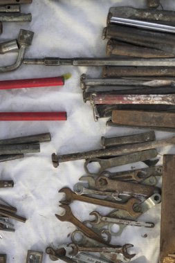 Eski ve paslı wenches ve çivi, Junabazaar, Pune.