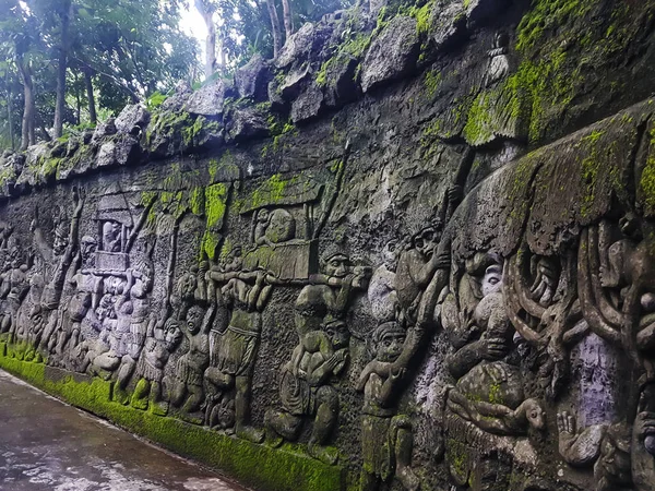 Esculturas de histórias da mitologia balinesa nas paredes perto da entrada em Monkey Forest, Ubud, Bali, Indonésia . — Fotografia de Stock