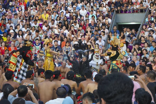 Bali, Endonezya, Ocak 2018, İnsanlar Uluwatu tapınağında Chak Chak dans şeklinde, Ram mesajı ile, Hanuman toplantı Sita performansını izlemek.