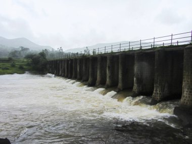 Monsoons Velhe De Balaji Resort yakınlarındaki Kanandi nehri üzerinde Köprü, Pune ilçe, Maharashtra.