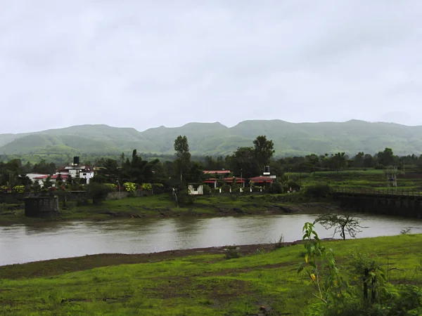 Veduta del Balaji Resort, del fiume Kanandi e del ponte di Velhe a Monsoons, distretto di Pune, Maharashtra . — Foto Stock