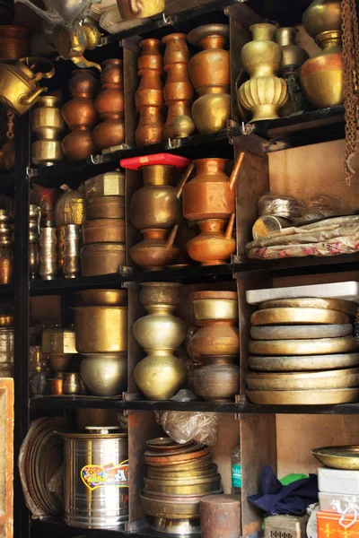 Old antique vessels stacked up in a shop, Maharashtra, India — Stock Photo, Image