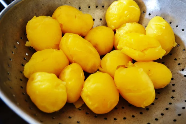 Rebus kentang dalam panci, close-up . — Stok Foto