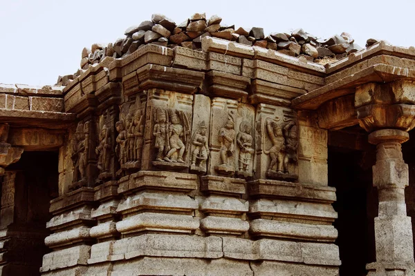 Ramayana-houtsnijwerk, Palasnath-tempel, Palasdev op binnenwateren van Ujani dam Maharashtra. — Stockfoto