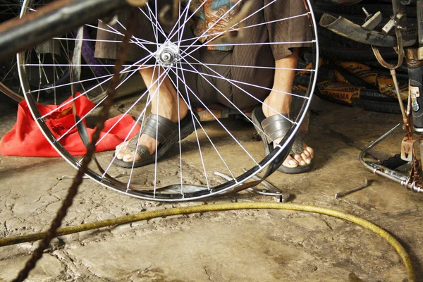 Muž opravování jízdního kola v ratan Cycle Mart, Mandai, Pune, Indie — Stock fotografie