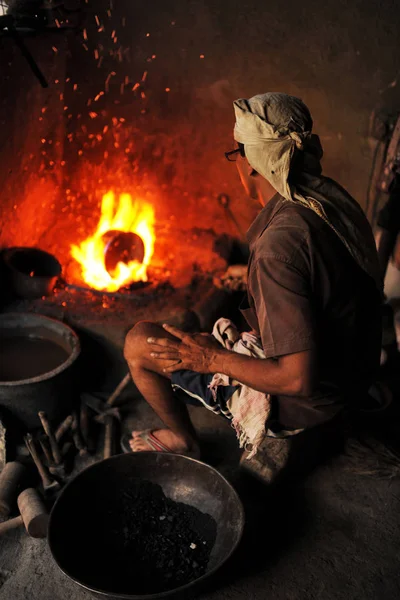 Coppersmith no trabalho com fogo em Tambat Ali, mercado de cobre, Pune, Índia — Fotografia de Stock