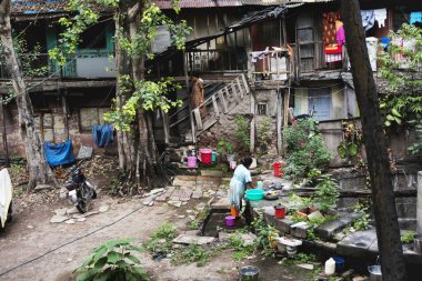 Pune, Hindistan, Temmuz 2012, wadas eski binada kadın yıkama eşyaları