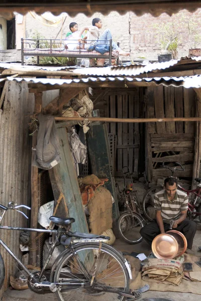 PUNE, INDIA, marzo de 2012, Coppersmith trabajando en Tambat Ali — Foto de Stock