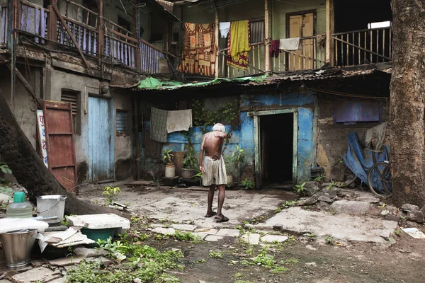 PUNE, INDIA, julio 2012, Viejo caminando fuera del viejo edificio en Wadas — Foto de Stock