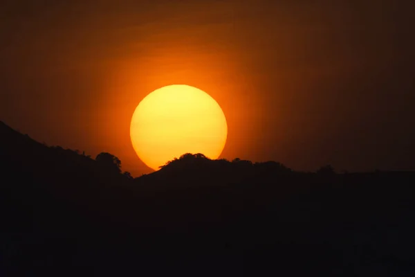 Sunset with mountain backdrop, Dandeli National Park, Karnataka, Dandeli — Stock Photo, Image