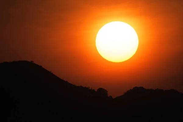 Tramonto con sfondo di montagna, Parco Nazionale Dandeli, Karnataka, Dandeli — Foto Stock