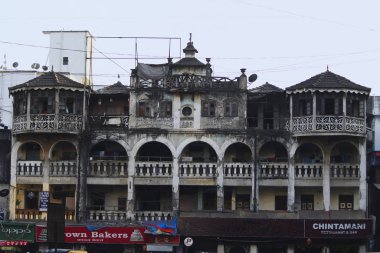 Pune caddesinde eski bir ev, Mahaharshtra, Hindistan.