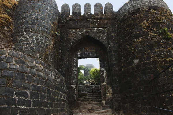 Puerta de entrada y escalones del Fuerte Sinhagad, Pune, Maharashtra — Foto de Stock