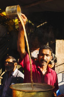 Pune, Maharashtra, Ocak 2019, Çay satıcısı satılık chai yapma.