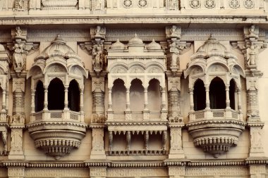 Chatrapati Shivaji market yakınındaki Jain tapınağı pencerelermimarisi, Kamp, Pune, Maharashtra