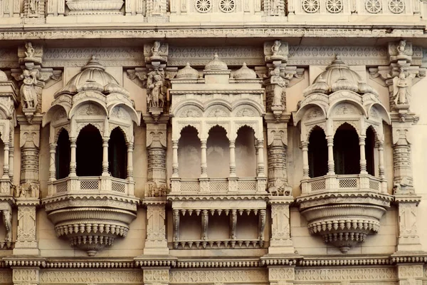 Arquitetura de janelas do templo de Jain perto do mercado de chatrapati Shivaji, Acampamento, Pune, Maharashtra — Fotografia de Stock