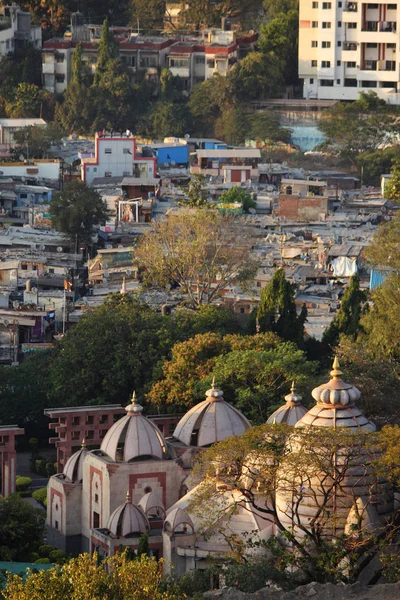 Vista lateral e Templo Cúpula de Ramakrishna Matemática e Ramakrishna Missão, Pune, Maharashtra — Fotografia de Stock