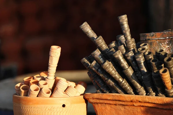 Chillum- oder Tabakpfeifen zum Verkauf auf der Straße, in Pune, Maharashtra — Stockfoto