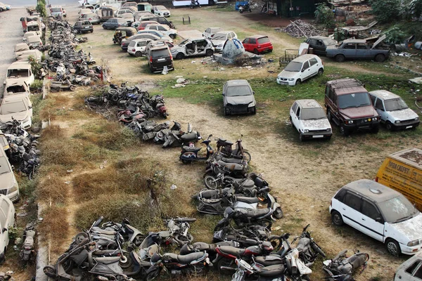Scrap vehicles standing in row on field, Pune, Maharashtra — Stock Photo, Image