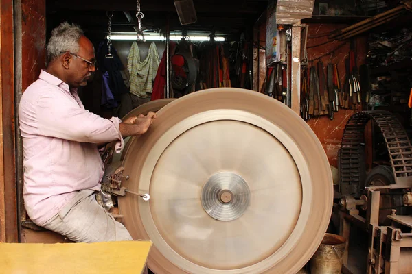 Pune, Maharashtra, India, január 2019, személy élezés kések — Stock Fotó