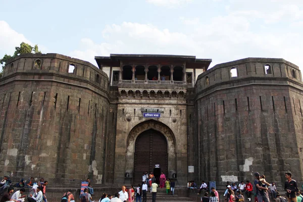 Pune, Maharashtra, Hindistan, Şubat 2019, Shaniwar wada kalesiana giriş kapısında Turist