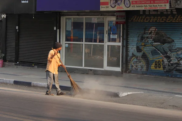 PUNE, MAHARASHTRA, INDIA, febrero 2019, Man clean street in the morning —  Fotos de Stock