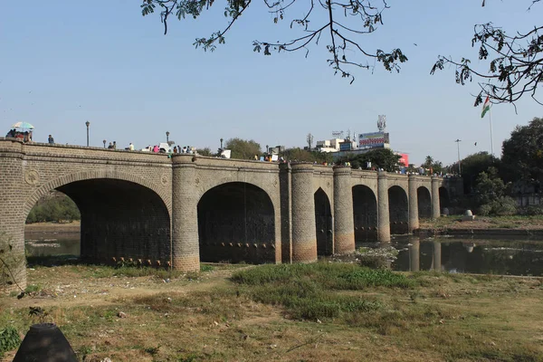 Pune, Maharaštra, únor 2019, lidé na mostě Chatrapati Shivaji — Stock fotografie