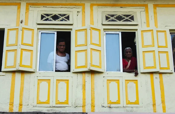 Pune, maharashtra, februar 2019, mann und alte frau blicken von ihrer veranda aus — Stockfoto