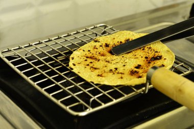 Papad bir Hint çerez bir gaz sobası üzerinde kavrulmuş olan