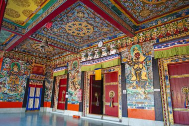 Rumtek Manastırı'nda renkli pasaj, Sikkim, Hindistan