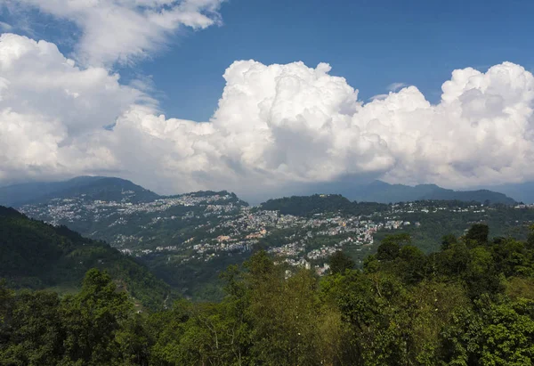 Veduta del Gangtok dal Monastero di Rumtek, Sikkim, India — Foto Stock