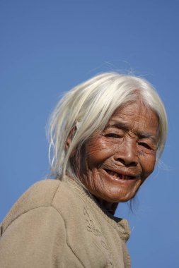 Khonoma Village, Nagaland, Hindistan, Aralık 2016, Yaşlı Kadının Yakın Çekim