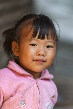 Khonoma Village, Nagaland, Hindistan, Aralık 2016, Genç Naga çocuğunun yakın çekimi 