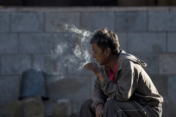 Khonoma Village, Nagaland, Indie, prosinec 2016, blízka kouřící muži Naga — Stock fotografie