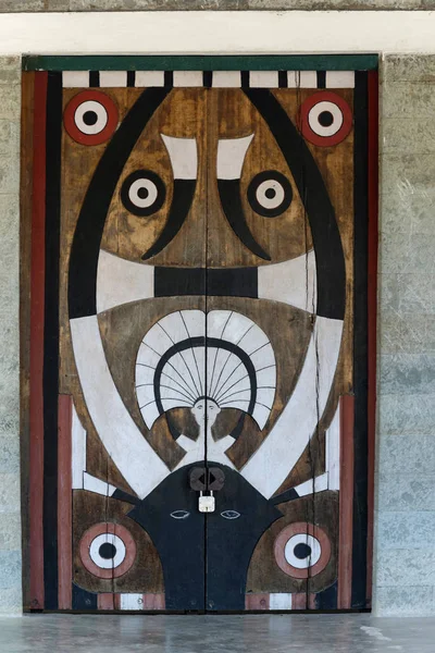 Arte tradicional de la puerta de Naga, Khonoma Village, Nagaland, India — Foto de Stock
