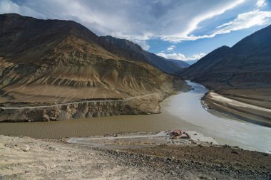 Sangam Indus ve Zanskar nehir birleşimi, Ladakh, Hindistan