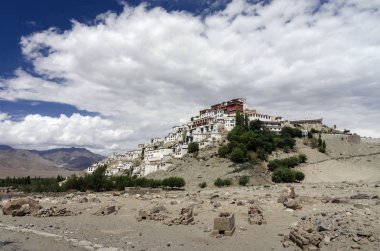 Thiksey Manastırı veya Thiksey Gompa bir tepenin tepesinde, Ladakh, Hindistan
