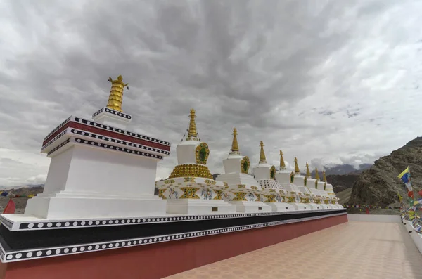 Buda'nın varlığını simgeleyen Chorten veya Stupa dini anıt, Thiksey Manastırı, Ladakh, Hindistan — Stok fotoğraf
