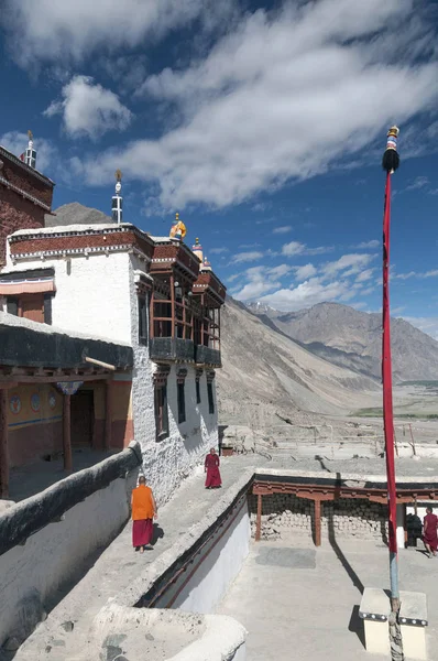 Ladakh, India, július 2013, Szerzetesek a Diskit Monastery vagy Diskit Gompa, a legrégebbi és legnagyobb buddhista kolostor — Stock Fotó