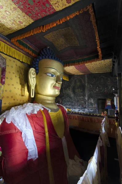 Estátua de ouro de Buda Shakyamuni no Mosteiro Shey Palace, Ladakh, Índia — Fotografia de Stock