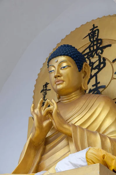 Goldern Buddha szobor a Shanti Stupa, Ladakh, India — Stock Fotó