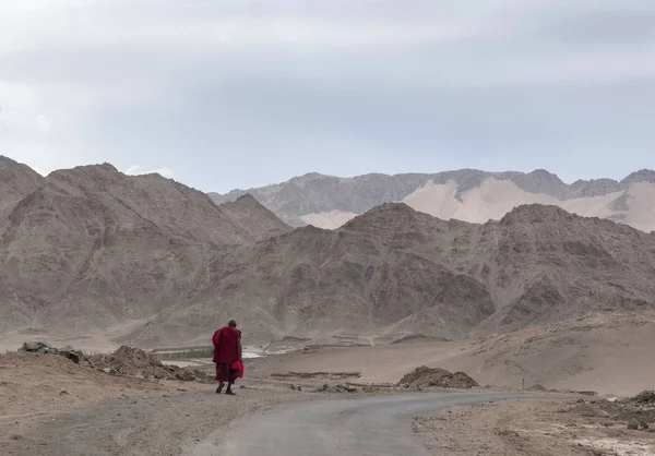 Monje caminando con el telón de fondo de la montaña, Ladakh, India — Foto de Stock