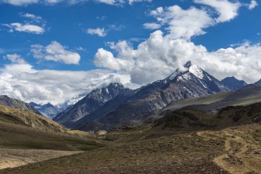 Karla kaplı dağlar, Spiti, Himachal Pradesh, Hindistan