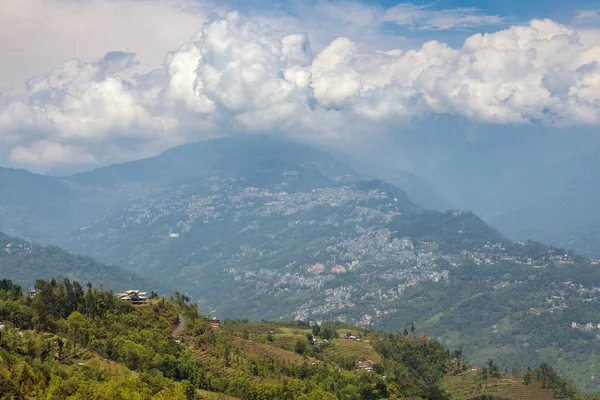 Nuvole bianche sulla città di Gangtok, Sikkim, India — Foto Stock