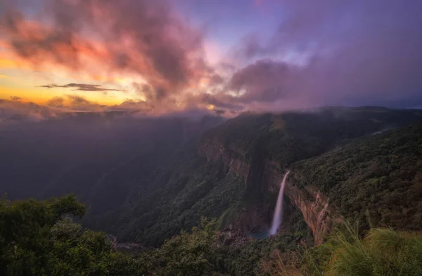 Nohkalikai gün batımında düşüyor, Meghalaya, Hindistan